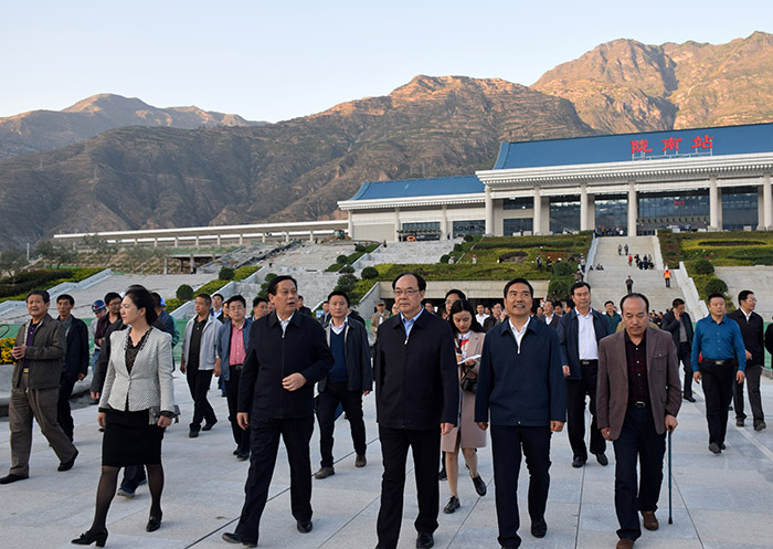 全國(guó)、省市政協(xié)委員體驗(yàn)蘭渝鐵路、視察階州廣場(chǎng)