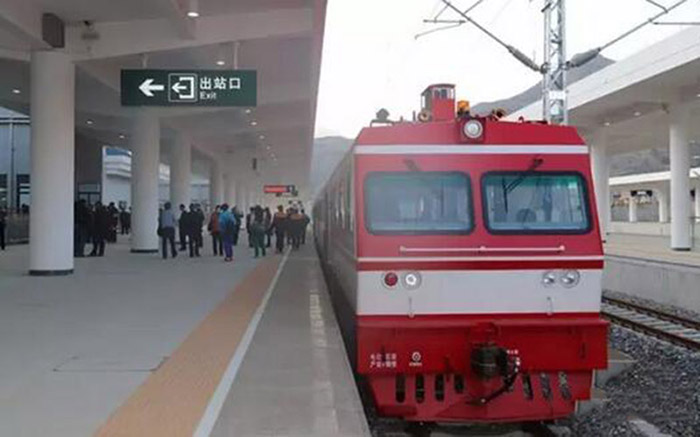 全國(guó)、省市政協(xié)委員體驗(yàn)蘭渝鐵路、視察階州廣場(chǎng)