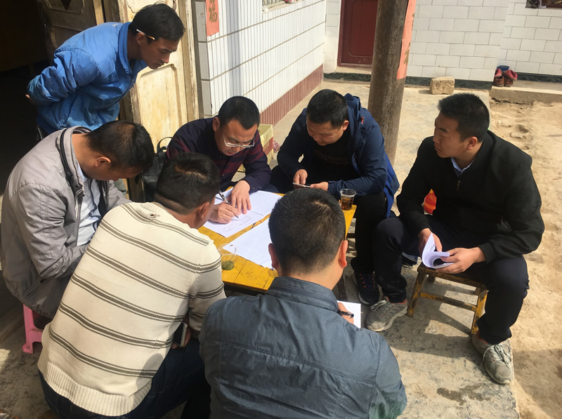 市龍江城鄉(xiāng)發(fā)展集團(tuán)公司深入幫扶村完善落實(shí)“一戶(hù)一策”精準(zhǔn)脫貧計(jì)劃