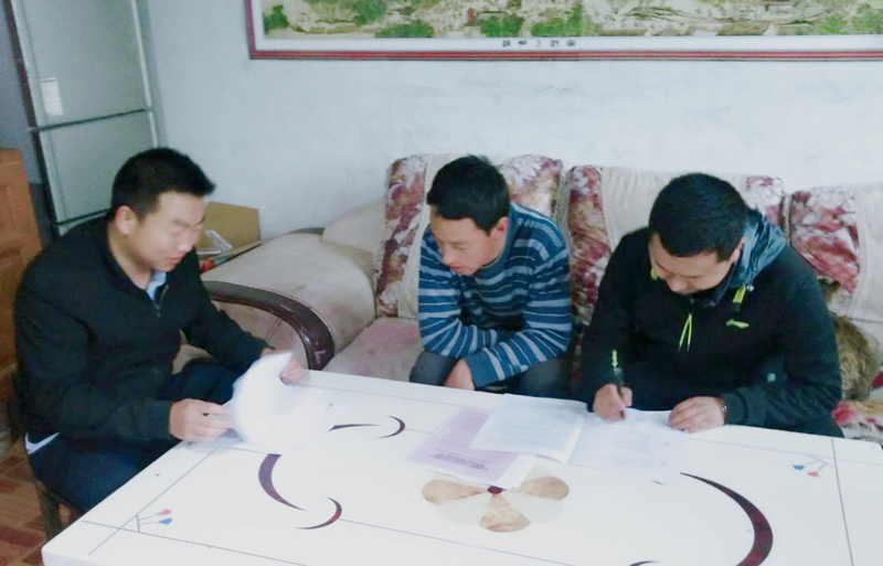 市龍江城鄉(xiāng)發(fā)展集團(tuán)公司深入幫扶村完善落實(shí)“一戶(hù)一策”精準(zhǔn)脫貧計(jì)劃