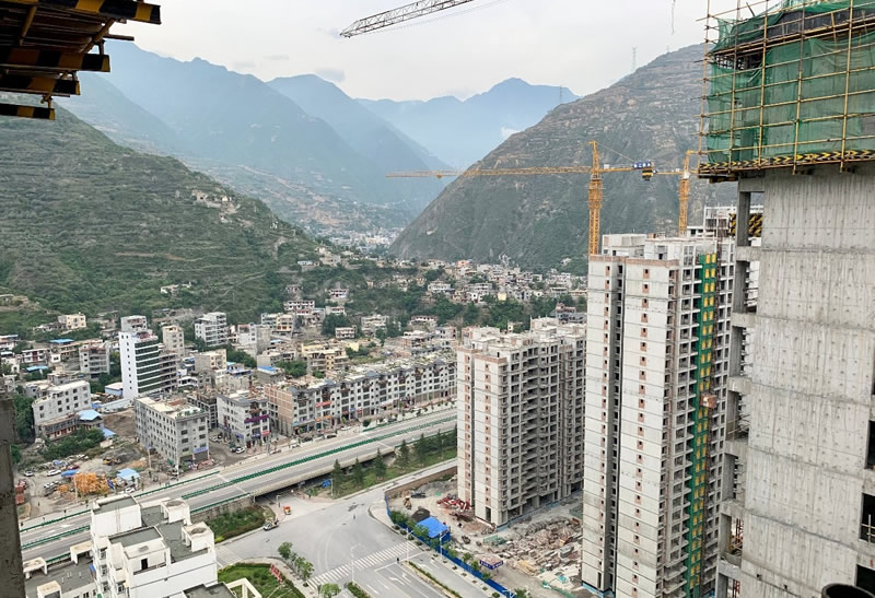 匠心傾注、喜封金頂——龍江?雙子座商住小區(qū)主體順利封頂