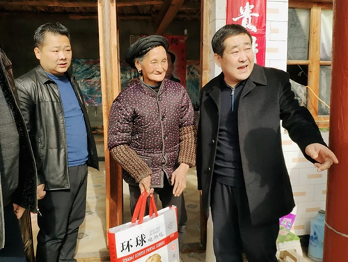 市龍江集團在文縣橋頭鎮(zhèn)安子坡村開展“解難題、辦實事、送溫暖”活動