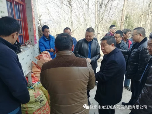 市龍江集團在文縣橋頭鎮(zhèn)安子坡村開展“解難題、辦實事、送溫暖”活動