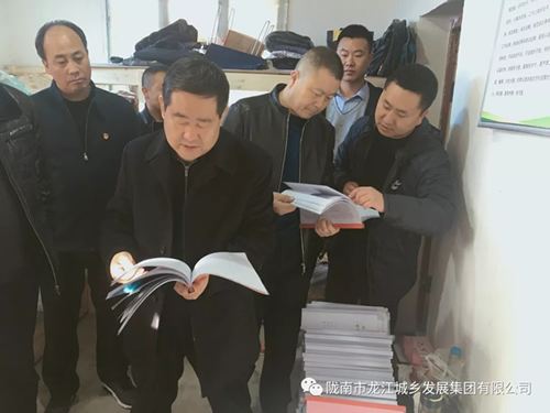 市龍江集團在文縣橋頭鎮(zhèn)安子坡村開展“解難題、辦實事、送溫暖”活動