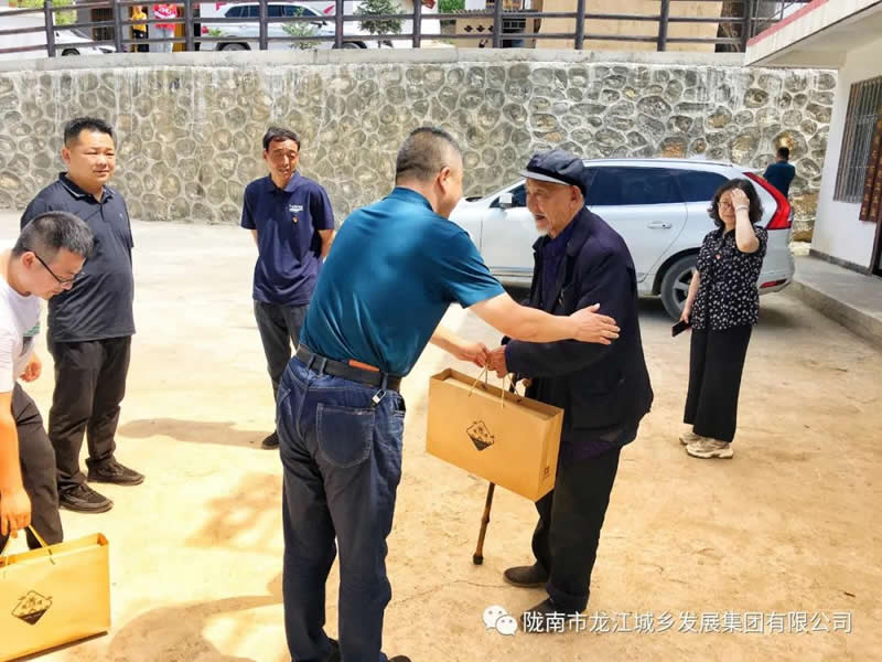 “感黨恩、憶黨史”，--市龍江城鄉(xiāng)發(fā)展集團公司開展慶祝建黨99周年主題黨日活動